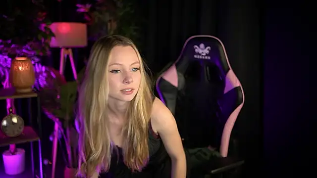 Snapshot of SweetDaisy_me chatting on 03.17.26 SweetDaisy me online show from 03.17.26