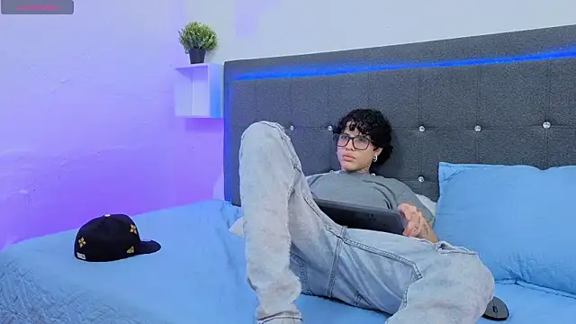 Snapshot of Ale_cuzz chatting on 02.14.26 Ale cuzz online show from 02.14.26