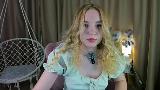 Snapshot of Linda__Bloom chatting on 06.25.26 Linda Bloom online show from 06.25.26