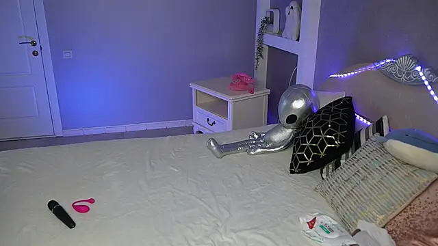 Snapshot of AlisMil chatting on 02.19.26 AlisMil online show from 02.19.26