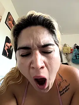 Snapshot of violet-grey chatting on 04.18.26 violet-grey online show from 04.18.26