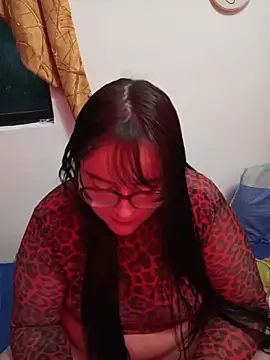 Snapshot of daphneev chatting on 05.17.26 daphneev online show from 05.17.26