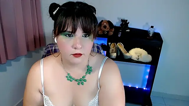 Queen Genevieve online show from 05.22.26