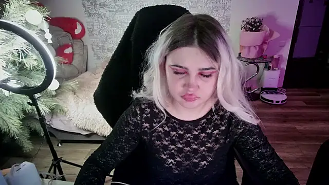 Snapshot of SlankyMic chatting on 02.25.26 SlankyMic online show from 02.25.26