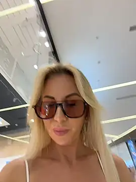 Snapshot of LisaMurr chatting on 05.19.26 LisaMurr online show from 05.19.26
