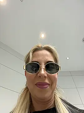 Snapshot of LisaMurr chatting on 05.20.26 LisaMurr online show from 05.20.26