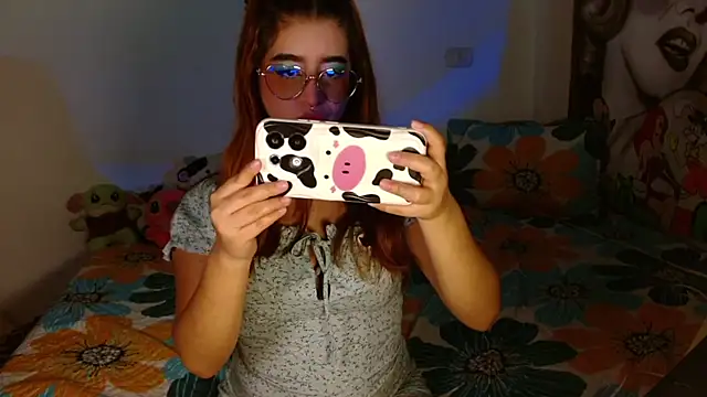 Snapshot of chloe_roxy chatting on 04.08.26 chloe roxy online show from 04.08.26