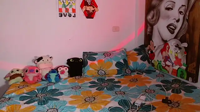 Snapshot of chloe_roxy chatting on 04.09.26 chloe roxy online show from 04.09.26