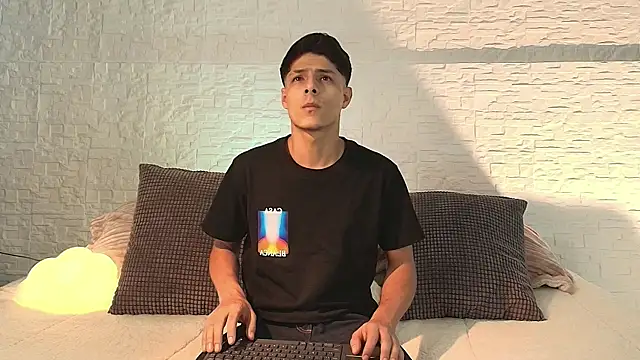 Snapshot of Eliassalvatore_ chatting on 04.25.26 Eliassalvatore online show from 04.25.26