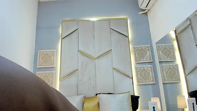 Snapshot of KarinaaCoxx chatting on 04.20.26 KarinaaCoxx online show from 04.20.26