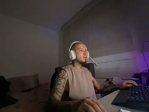 Snapshot of Maximo_Garcia17 chatting on 02.19.26 Maximo Garcia17 online show from 02.19.26