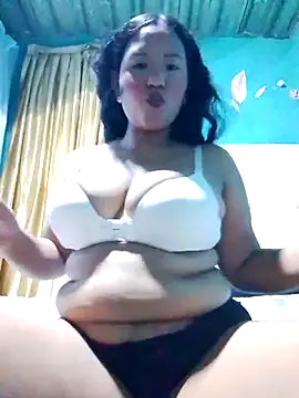 Snapshot of karimbrunette chatting on 03.24.26 karimbrunette online show from 03.24.26