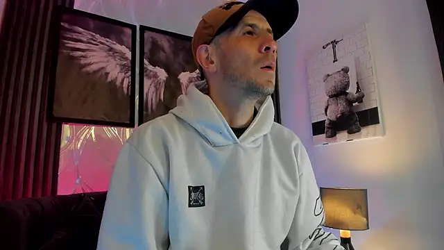 Snapshot of Milanwhite_ chatting on 02.25.26 Milanwhite online show from 02.25.26