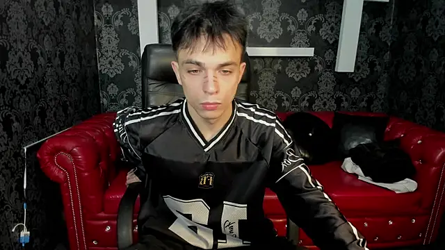 Snapshot of ClarkBev chatting on 04.02.26 ClarkBev online show from 04.02.26