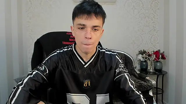 Snapshot of ClarkBev chatting on 04.03.26 ClarkBev online show from 04.03.26