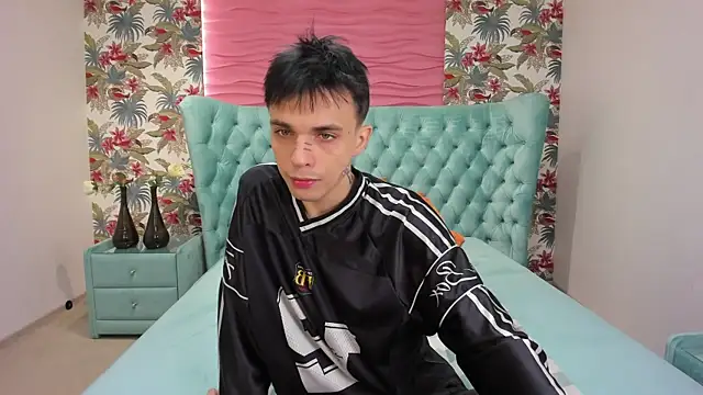 Snapshot of ClarkBev chatting on 04.04.26 ClarkBev online show from 04.04.26