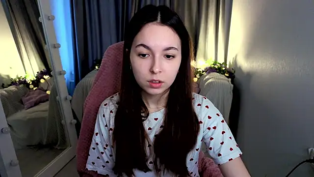 Snapshot of BellaThery chatting on 04.05.26 BellaThery online show from 04.05.26