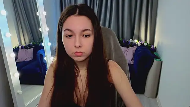 Snapshot of BellaThery chatting on 04.15.26 BellaThery online show from 04.15.26