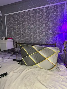 Olivia Noor online show from 04.05.26