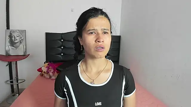 LatinaQueen23 online show from 04.15.26