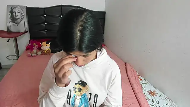 LatinaQueen23 online show from 04.16.26