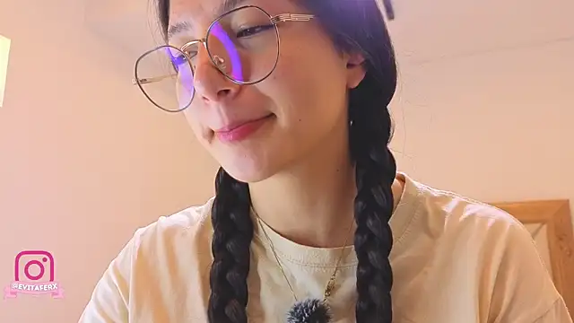 Snapshot of eva_depp_ chatting on 05.19.26 eva depp online show from 05.19.26