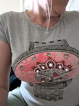 Snapshot of Heidiblueeyes chatting on 05.05.26 Heidiblueeyes online show from 05.05.26