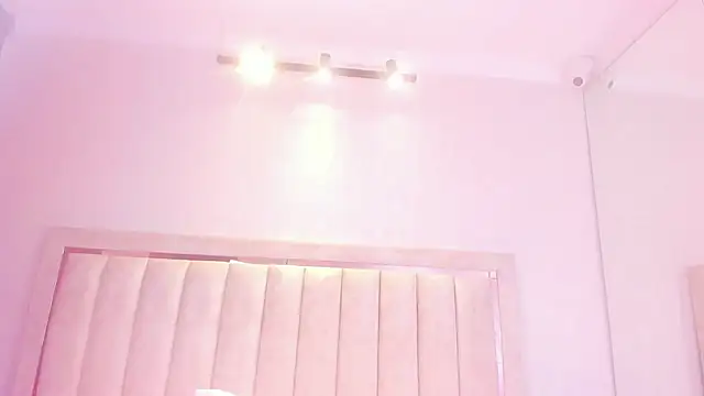 Snapshot of AlaiaMoretti_ chatting on 05.27.26 AlaiaMoretti online show from 05.27.26