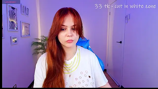 Snapshot of Elle_Funning chatting on 06.07.26 Elle Funning online show from 06.07.26