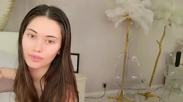 Lunaa Babygirl online show from 03.02.26