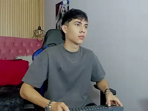 Snapshot of AronTawers chatting on 03.10.26 AronTawers online show from 03.10.26