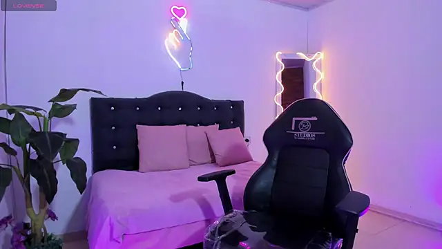 LINDSAY TAY online show from 04.09.26