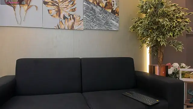 Snapshot of ValentinaaMilan chatting on 03.30.26 ValentinaaMilan online show from 03.30.26