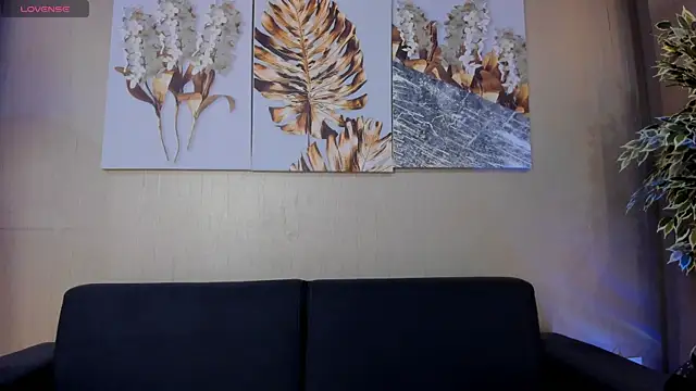 Snapshot of ValentinaaMilan chatting on 04.21.26 ValentinaaMilan online show from 04.21.26