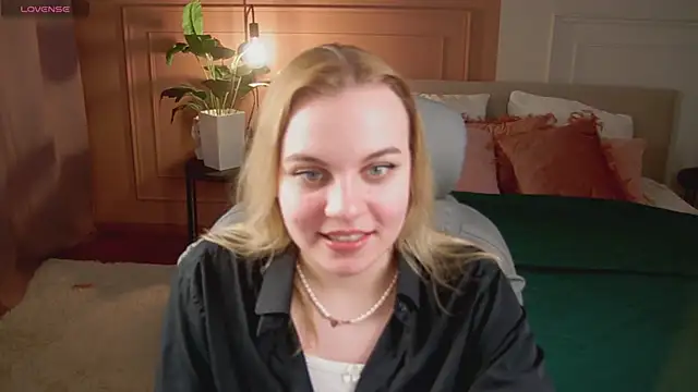 Glow Margo online show from 04.18.26