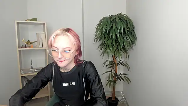 Snapshot of LilySalmond chatting on 03.06.26 LilySalmond online show from 03.06.26