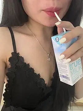 Snapshot of Tinn_tin chatting on 06.17.26 Tinn tin online show from 06.17.26
