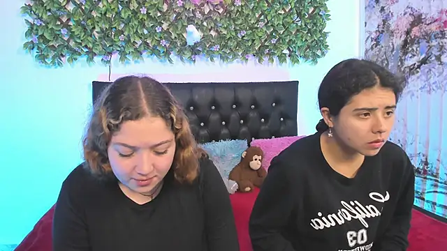 Snapshot of valeria_and_zoe chatting on 04.28.26 valeria and zoe online show from 04.28.26