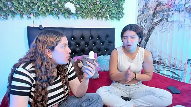 Snapshot of valeria_and_zoe chatting on 05.01.26 valeria and zoe online show from 05.01.26