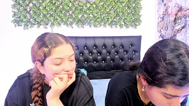 Snapshot of valeria_and_zoe chatting on 05.26.26 valeria and zoe online show from 05.26.26