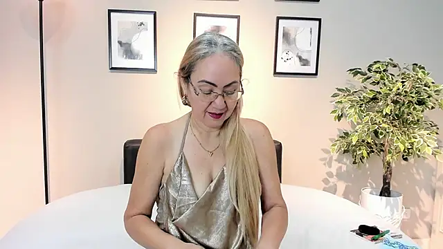 Victoria Firee online show from 04.06.26