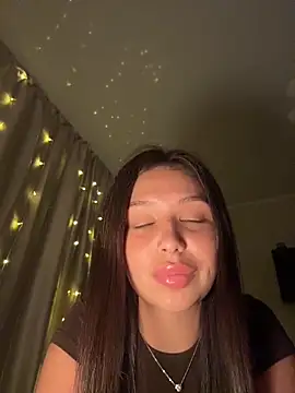 Snapshot of Fragile_Tease chatting on 03.28.26 Fragile Tease online show from 03.28.26