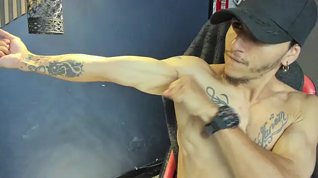 Snapshot of DanteLuxx chatting on 04.02.26 DanteLuxx online show from 04.02.26