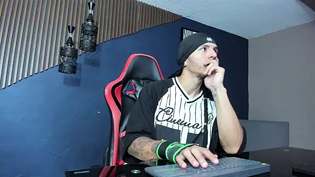 Snapshot of DanteLuxx chatting on 04.05.26 DanteLuxx online show from 04.05.26