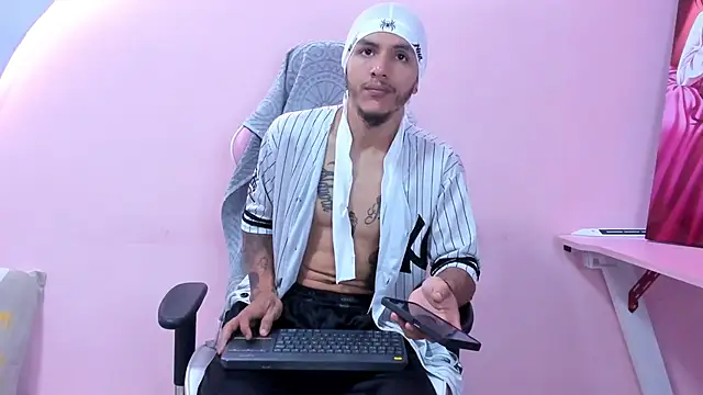 Snapshot of DanteLuxx chatting on 04.11.26 DanteLuxx online show from 04.11.26