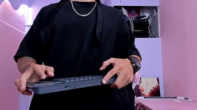 Snapshot of DanteLuxx chatting on 04.16.26 DanteLuxx online show from 04.16.26