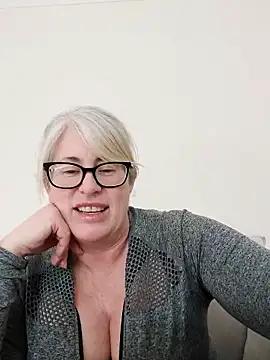 Snapshot of FlirtyFleur-x chatting on 03.30.26 FlirtyFleur-x online show from 03.30.26