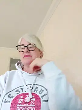 Snapshot of FlirtyFleur-x chatting on 03.31.26 FlirtyFleur-x online show from 03.31.26