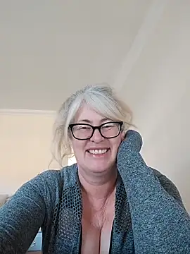 Snapshot of FlirtyFleur-x chatting on 04.02.26 FlirtyFleur-x online show from 04.02.26