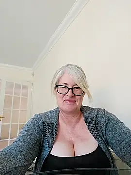 Snapshot of FlirtyFleur-x chatting on 04.07.26 FlirtyFleur-x online show from 04.07.26
